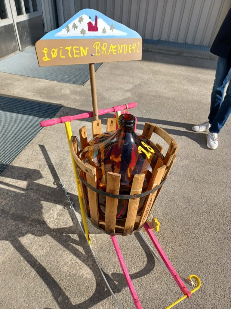 KOMMER FRA LØTEN: Magnus lar det ikke være tvil om hvor sparken kommer fra. Kommunevåpenets farger pryder sparken, og foran på siden har drikkehornet fått sin plass. FOTO: Line Larsen