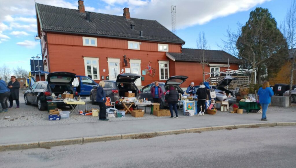 TETT I TETT MED BILER: På slutten av dagen hadde mange pakket ned, og dratt hjem. Men fortsatt sto det biler med litt av hvert, på rekke utenfor Nærstasjonen. FOTO: Line Larsen