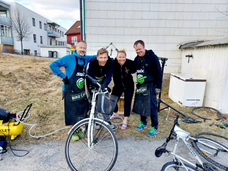 SYKLER SÅ LANGT ØYE KUNNE SE: Allerede før åpning, sto mange Løtensokninger i kø for å få en sjekk på sin sykkel. Tage Bjerken, Hans Christian Johnson, Camilla Hansen og Øystein Pedersen, var glade for å få komme til Løten, og spesielt siden de fikk være ved det gamle sykkelverkstedet i Dalby-bygget. FOTO: Line Larsen