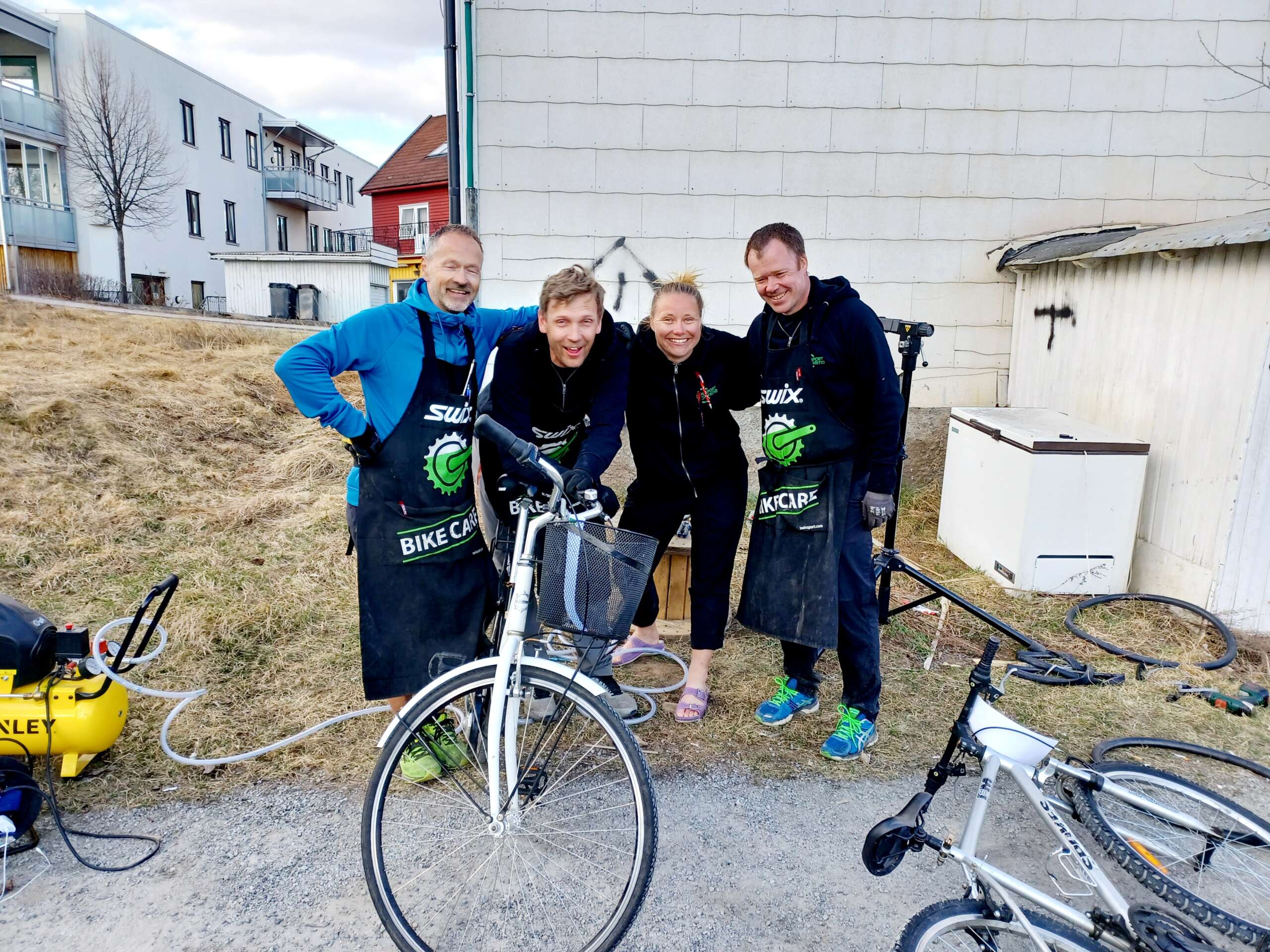 SYKLER SÅ LANGT ØYE KUNNE SE: Allerede før åpning, sto mange Løtensokninger i kø for å få en sjekk på sin sykkel. Tage Bjerken, Hans Christian Johnson, Camilla Hansen og Øystein Pedersen, var glade for å få komme til Løten, og spesielt siden de fikk være ved det gamle sykkelverkstedet i Dalby-bygget. FOTO: Line Larsen