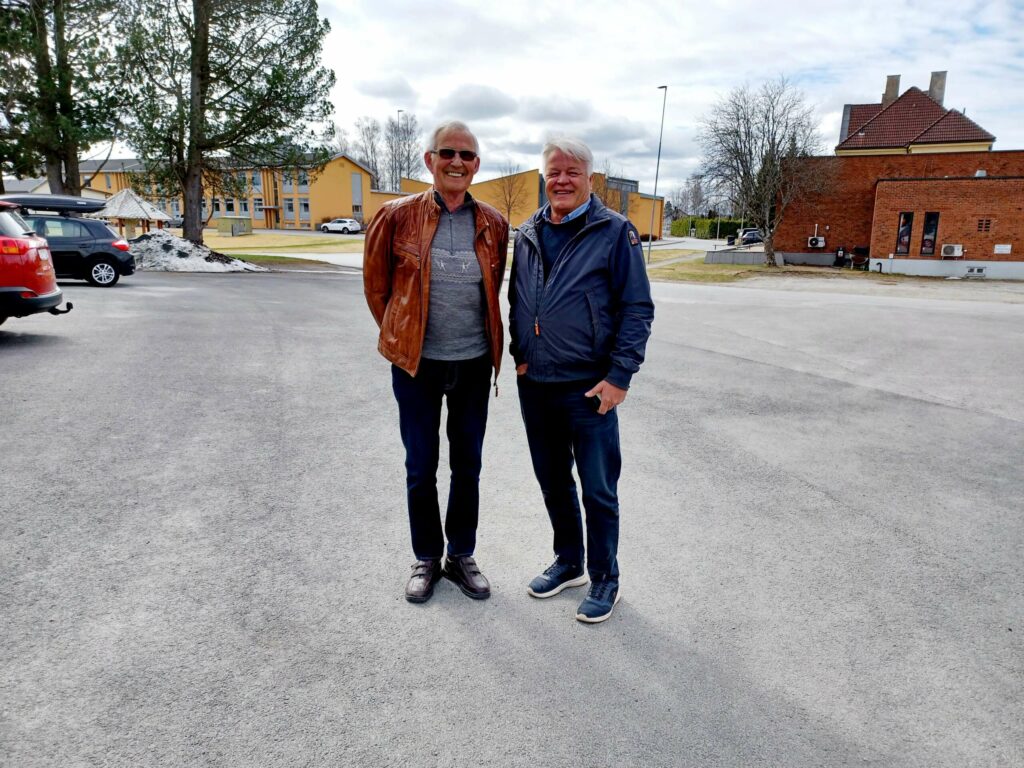 PYNTER SEG KUN TIL FEST: Svein Lauritz Haglund har vært med i Rotary siden 80-tallet, og kan skryte av et svært inkluderende og lærerikt miljø i Løten. At det henger igjen myter om at Rotary kun er for Fiffen, mener han det er på tide å bli kvitt. Her sammen med Bjørn Sætren, utenfor Tingberg. FOTO: Line Larsen