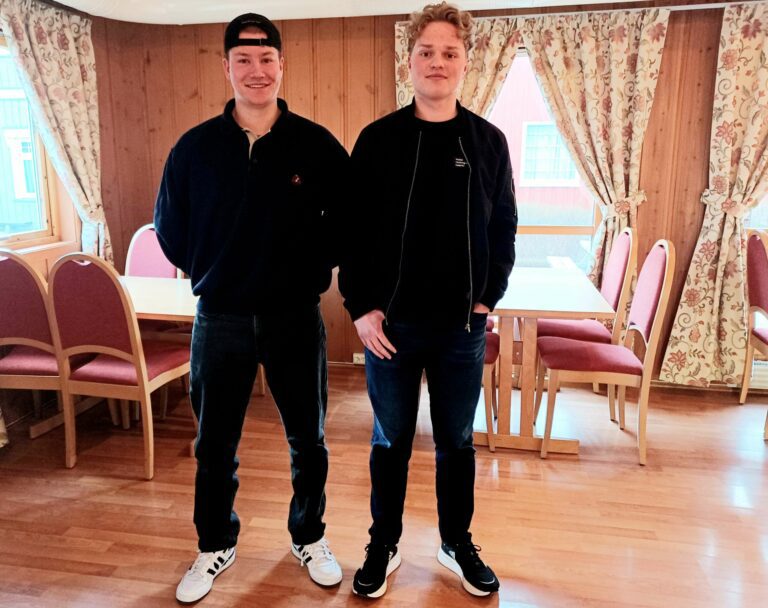 ETT SEMINAR MED LÆRDOM FOR FRAMTIDEN: Herman Karterud og Simen Krogsti Bjørgan, var på torsdagens møte i Rotaryklubben, og takket for en lærerik helg på Honne Hotell. FOTO: Line Larsen