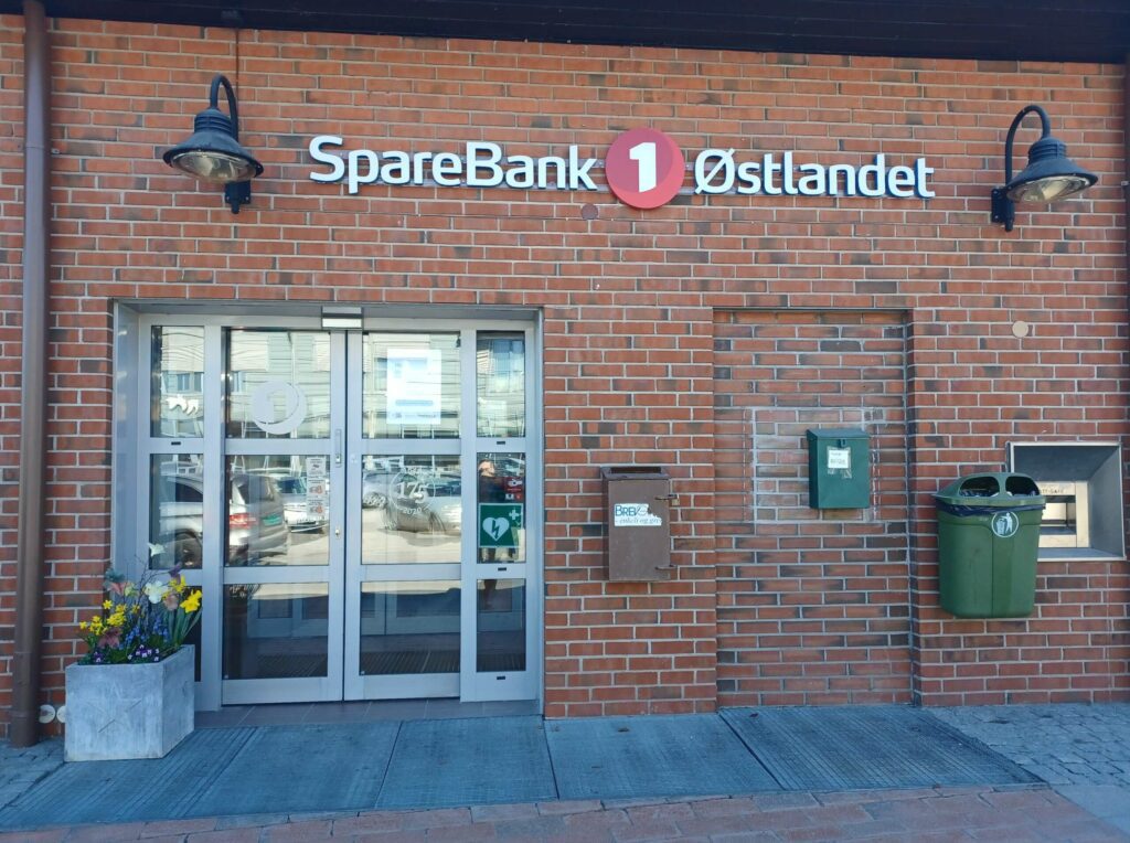 PYNTET MED BLOMSTER: selv om minibanken på utsiden er fjernet, er det fullt mulig å ta ut kontanter på butikker i sentrum. FOTO: Line Larsen
