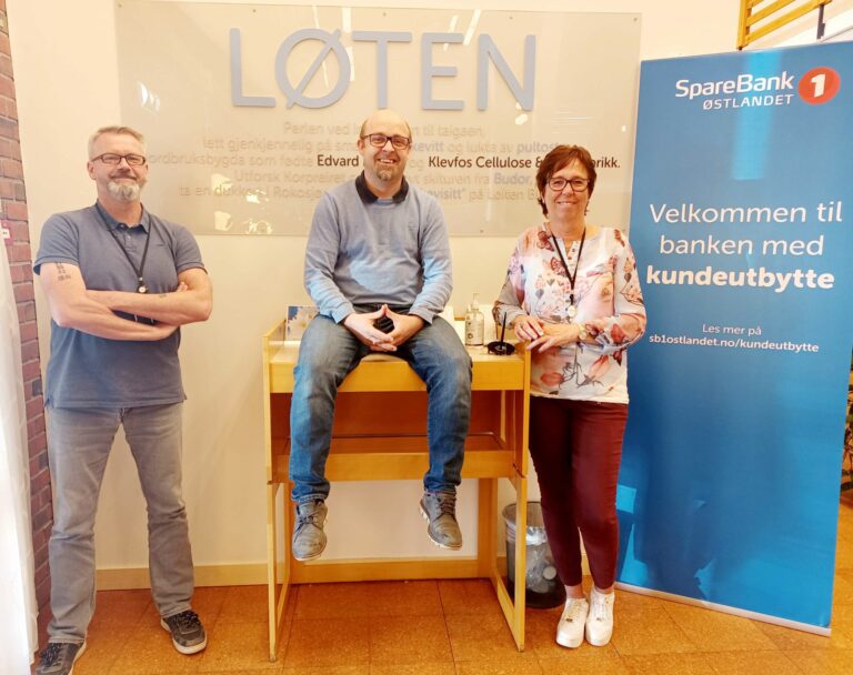 UTBYTTE TIL KUNDER: Sparebank 1 Østlandet, avdeling Løten, inviterte fredag kunder til utbyttefest i banken. Henning H. Marken, Jon-Terje Gaasand og Gerd Pedersen, sto klare med kaffe og sjokolade til kunder som kom innom. FOTO: Line Larsen