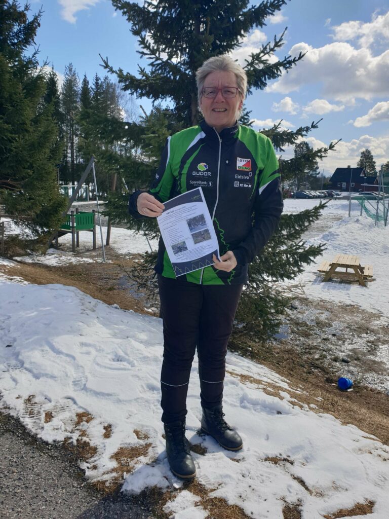 PÅ SKOLEBESØK: Tove-Kristin Westli, leder i Løten orienteringslag, håper at flere blir med på orientering, og har de siste ukene overrakt flotte gaver til barneskolene i Løten. FOTO: Privat