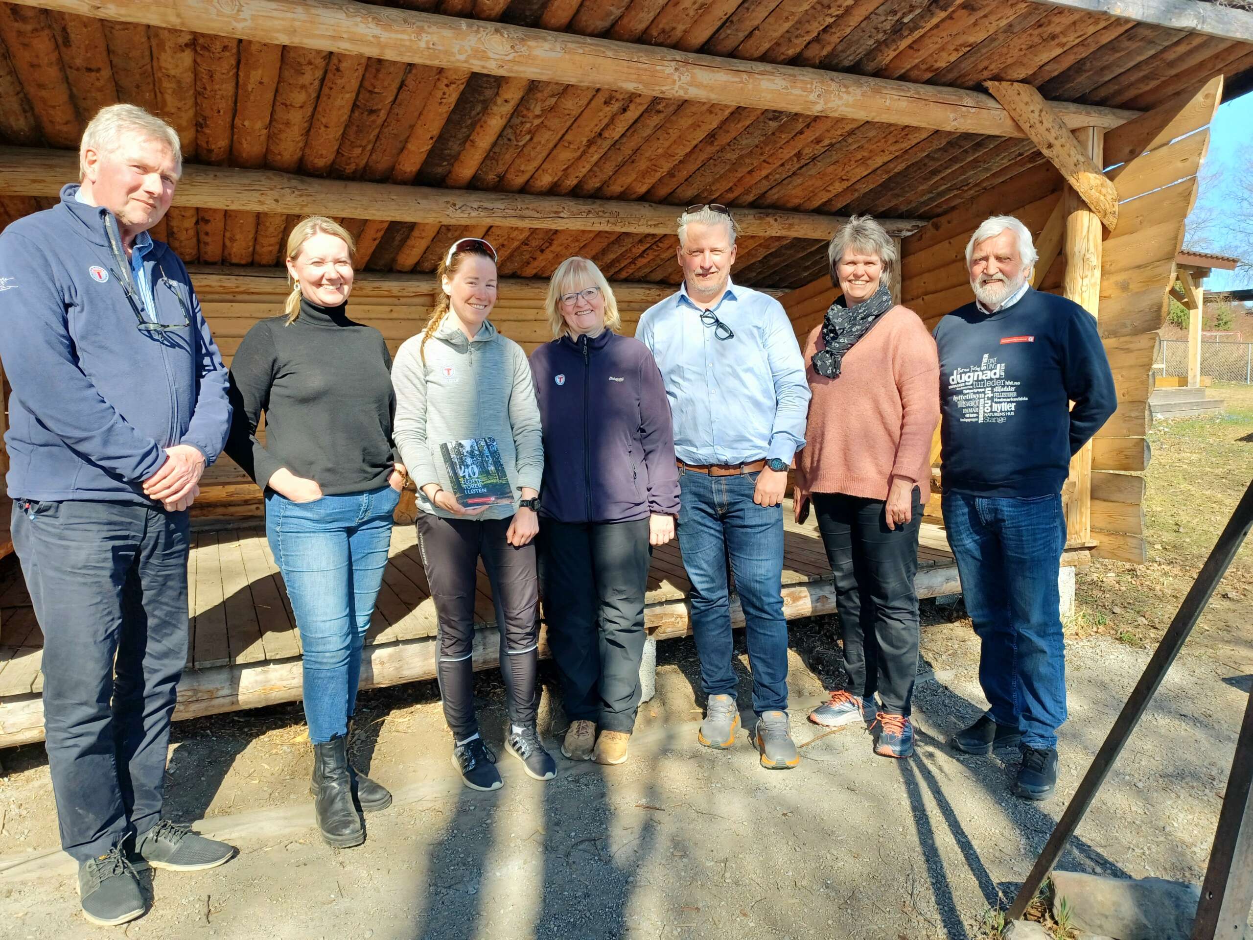 LANSERING AV JUBILEUMSHEFTE: HHT, Krets Løten, fyller 75 år i 2022. I den forbindelse kom jubileumshefte med "40 flotte turer i Løten", i april. Her fra Naturens Hus, f.v Jan Johnsrud (redaksjon), Hilde Nyborg Fischer (Løiten Almenning), Emilie Westli Andersen (redaksjon), Unni Thoresen (redaksjon), Ole Eskild Dahlstrøm (idrettskonsulent, Løten kommune), Margrete Ruud Skjeseth (daglig leder HHT), Rolf Kjellmo (styreleder HHT, Løten krets). FOTO: Line Larsen