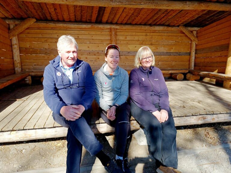VELKOMMEN TIL TIRSDAGSTRAMPEN: Jan Johnsrud, Emilie Westli Andersen og Unni Thoresen, fra Hamar og Hedemarken Turistforening, ønsker velkommen til trim på tirsdager, med kjentmann i Løten. FOTO: Line Larsen