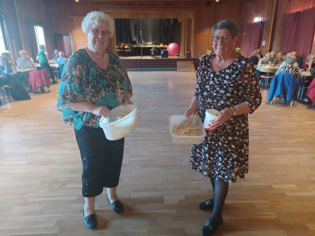 KAFFEDANSEN: Damene bak Kaffedansen, Jorunn Solli og Marit Engemoen, ønsker velkommen. FOTO: Line Larsen.