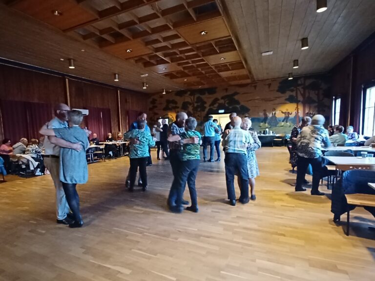 FULLT DANSEGULV: Mange danseglade hadde tatt turen til Bøndsen, og fikk svinge seg til musikk fra Alan Hanstad. FOTO: Line Larsen