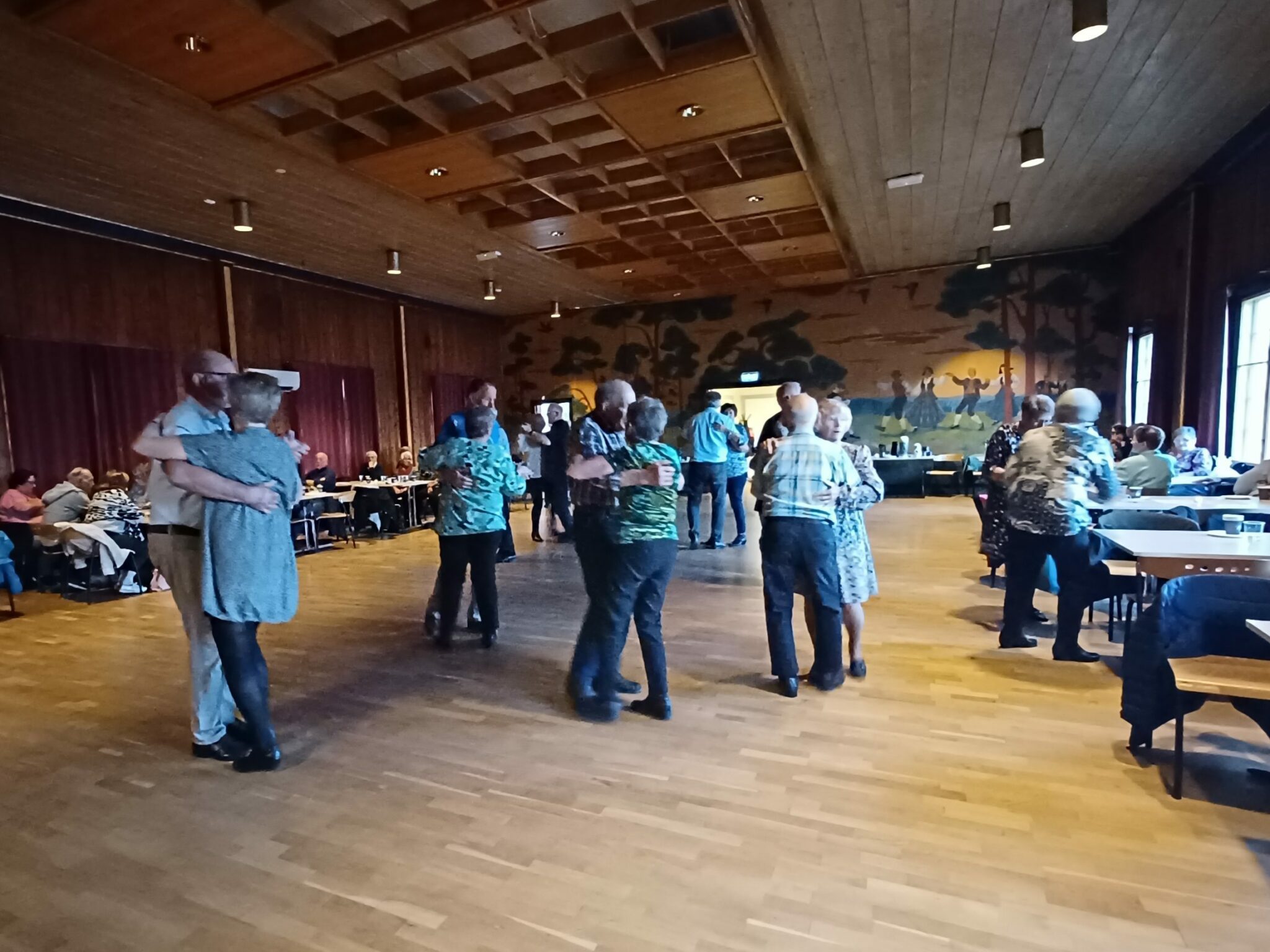 FULLT DANSEGULV: Mange danseglade hadde tatt turen til Bøndsen, og fikk svinge seg til musikk fra Alan Hanstad. FOTO: Line Larsen