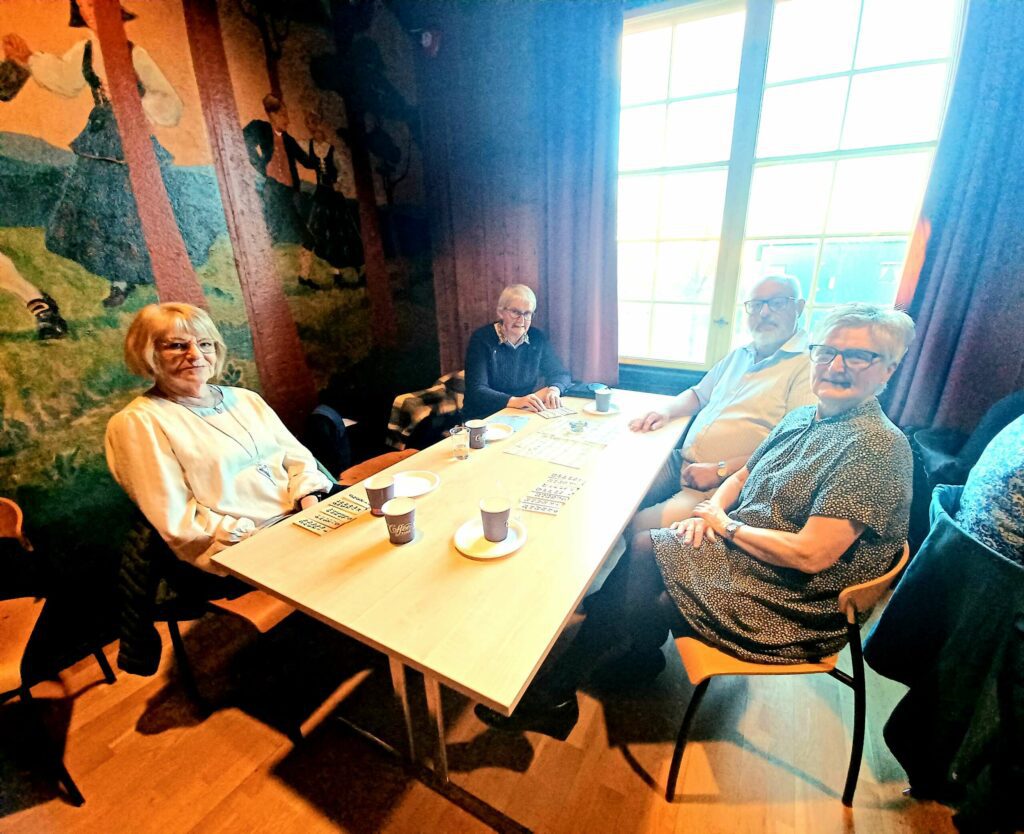 FOLK TRENGER DANS: F.v Bjørg Johnsen, Berit Kjos, Odd-Arne og Karin Bronkebakken, setter stor pris på kvelder som dette. Litt ekstra fin ble den kanskje for Odd-Arne, når hans nummer ble trukket ut som vinner av fruktkurv fra Kiwi Meierigården. FOTO: Line Larsen