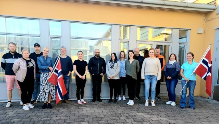 HURRA FOR LØTEN: Årets 17. mai komité, på planleggingsmøte i april. F.v Dan hagen, Elisabeth Hornsletten, Hans Erik Hagen, Helle Jordbræk, Johan Goldie, Anette Johnsen, Eirik Andre Holvik, Monika Johansen, Mari Molstad Karlsen, Signe Bjørgan Torgersen, Henning Søbakken, Torill Langseth og Wenche Berg. Ina Therese Furuhaug var ikke tilstede da bildet ble tatt. FOTO: Line Larsen