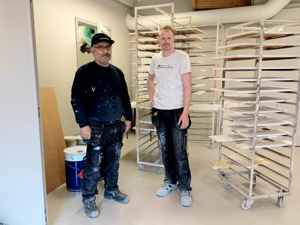 PUSSER OPP GAMLE MØBLER: Mhamad Whab og Knut- Arne Stråbø kan gi nytt liv til blant annet gamle møbler, inne på lakkverkstedet sitt. FOTO: Line Larsen