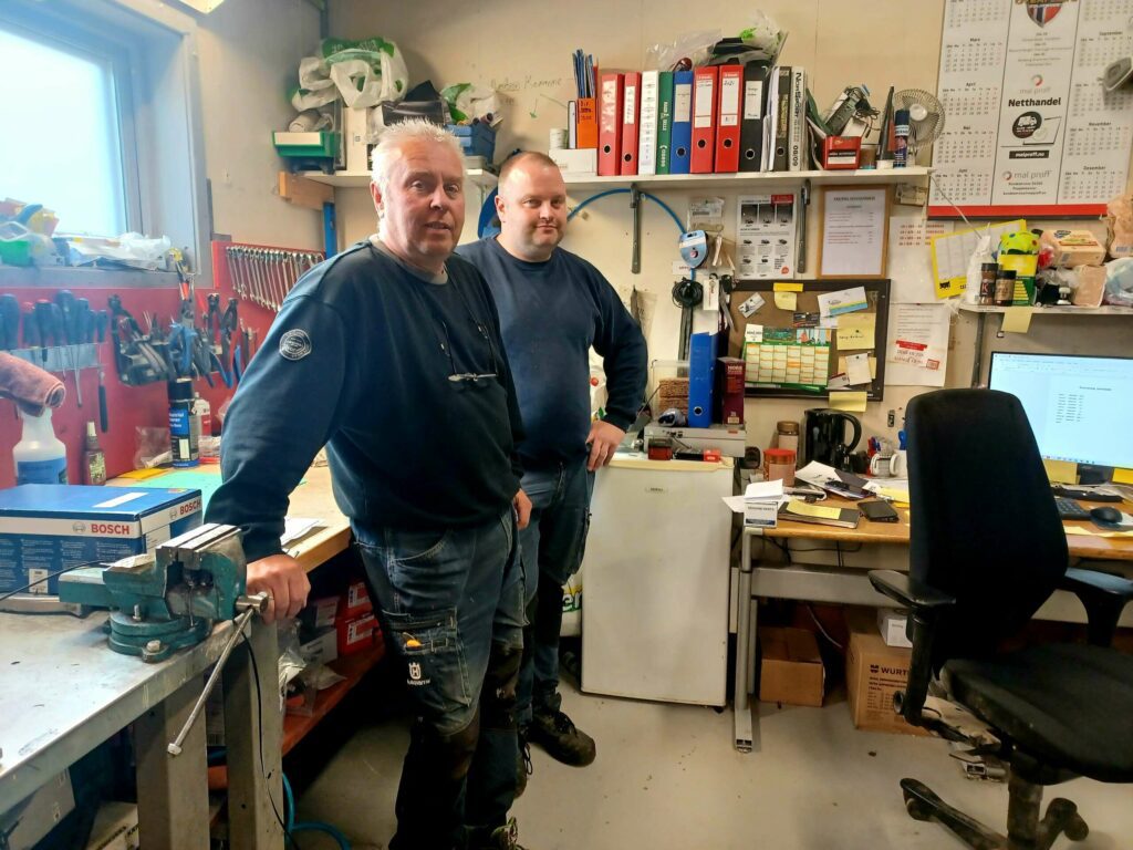 FIKSER DET MESTE: Bjørn Arild Johansen og Ove Steen, har sitt eget verksted. Her får man både sjekket og reparert alt fra motorsag til kantklipper. FOTO: Line Larsen