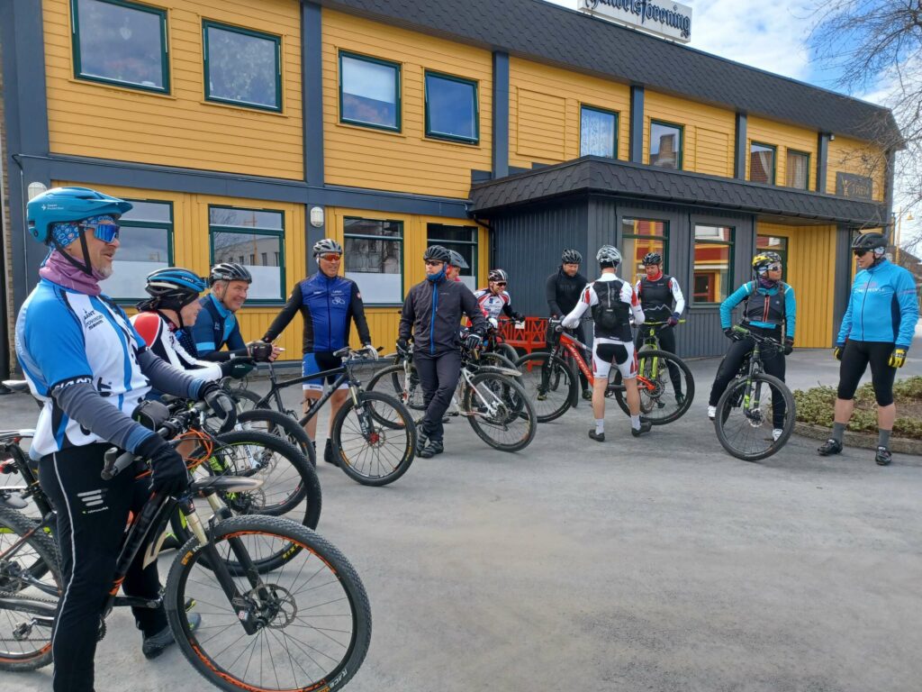 PLASS TIL FLERE: På første tur kom det 16 syklister. Men det er fortsatt plass til mange flere, og alle som ønsker å bli med - er hjertelig velkommen. FOTO: Line Larsen
