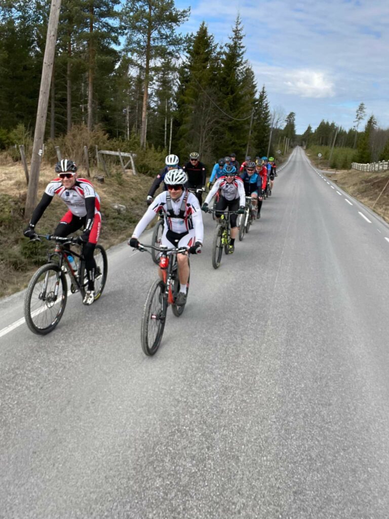 LANG LANG REKKE: Sykkelgruppa fra søndagens tur. FOTO: Kristian Stensåsen