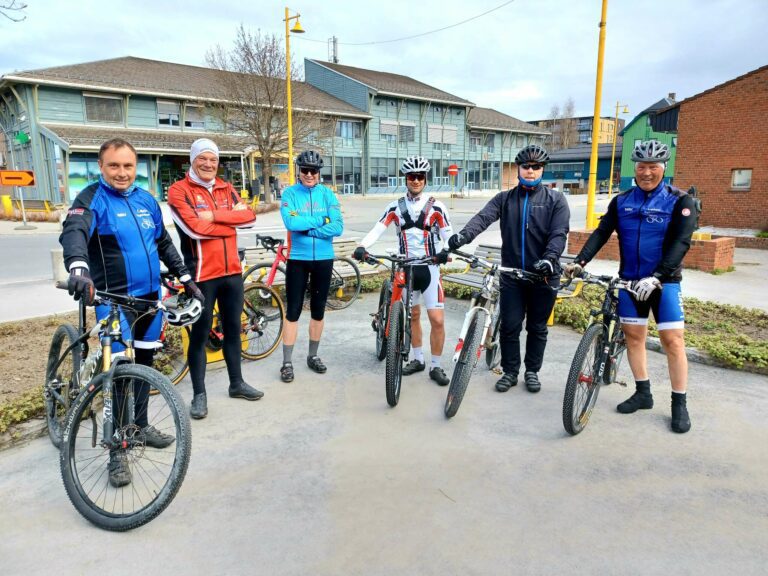 KLAR FOR TUR: 1. mai kunne endelig Nordbygda/Løten Sykkelgruppe samles for sykkeltur igjen. F.v Ronny Finvik, Bjarne Kjøs, Olav Kjøs, aktivitetsleder Tor Sellevold, Nils Gobberud og Roger Nygaard, startet sesongen med en tur på fire mil tur gjennom Løten. FOTO: Line Larsen