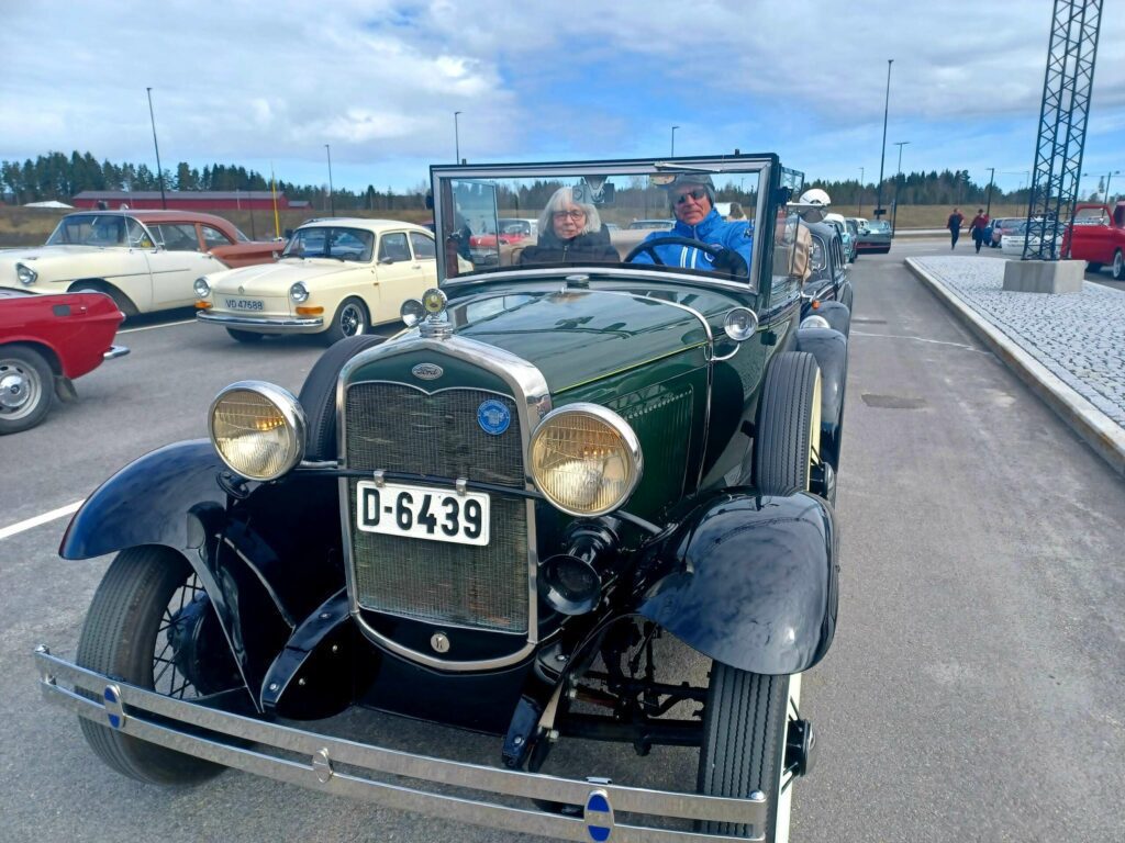 KJØRETUR MED FORD: Rolf Ole og Tove Gulbrandsen fra Hamar, tar gjerne turen til Løten, når Oljeskvætten inviterer til tur. FOTO: Line Larsen