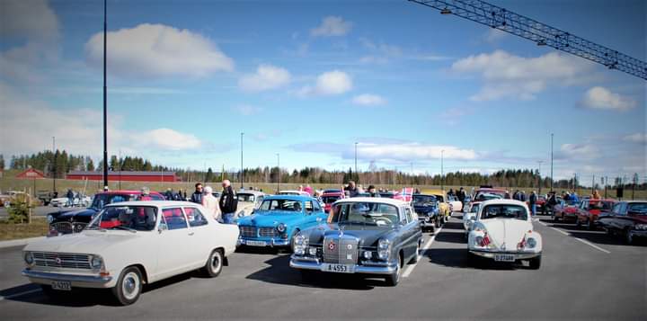 STORT OPPMØTE 1.MAI: Oljeskvætten samlet rundt 100 kjøretøy, til Veteranbilparade sist søndag. Nå ønsker de enda flere sjåfører til 17.mai, som kan kjøre sammen med dem og Løiten Kick & Pedal, i tog på nasjonaldagen.