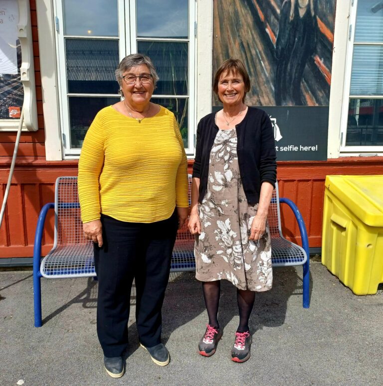 ØNSKER VELKOMMEN TIL KURS: Ellen Hervold og Inger Veflingstad, fra Hamarregionens Demensforening, ønsker velkommen til kurs på Sjusjøen. Det er for både pårørende og pasienter. I tillegg til å få møte andre mennesker i samme livssituasjon, får man lære gode verktøy for å mestre hverdagen hjemme. FOTO: Line Larsen