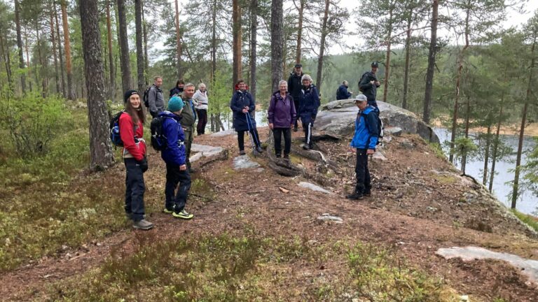 TURER I LØTEN: Tirsdagstrampen følger løyper og stier, med kjentmann i spissen. Her fra tur rundt Stålsætertjernet i fjor. FOTO: Privat
