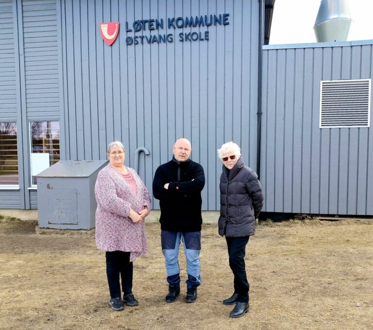 BRUKTSALG OG KAFÉ: Unni, Frode og Oddny, inviterer til Østavng skole, 14. og 15. mai. Da skal de teste ut bruktsalg i småskala, med gratis inngang og parkering - og kaffesalg fra skoleelever på Østvang. FOTO: Line Larsen
