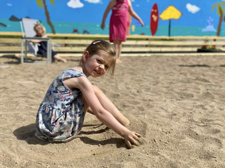 SOMMER I SENTRUM: I løten finnes det egen sandstrand. Fra 11. juni blir det Sommer i Sentrum, med håp om at været blir så godt at stranden kan brukes. Aktiviteter for store og små, god mat, salg, stands og kulturelle innslag fem lørdager i Sentrum. FOTO: Løten Kommune