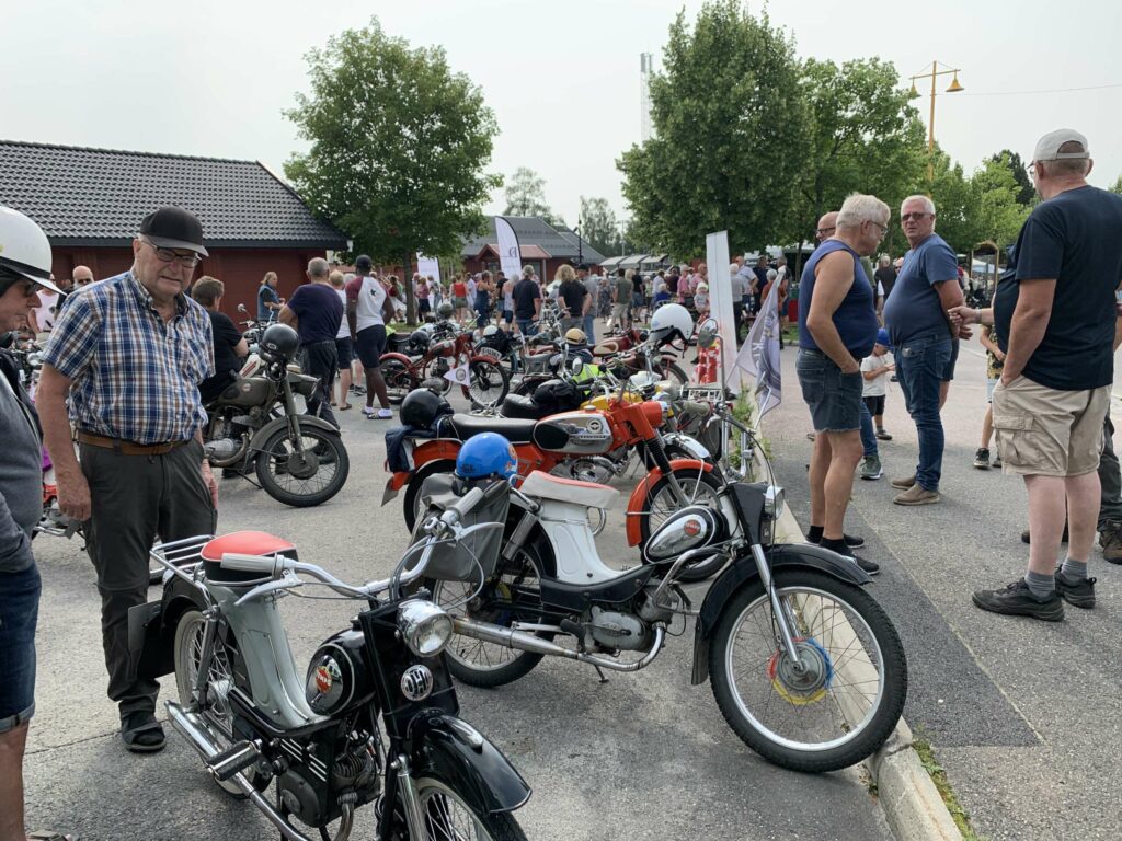 TO OG FIRE HJUL: På veteranbildagen får du se både mopeder, motorsykler og biler, FOTO: Løten Kommune