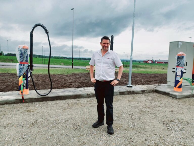 STRØM PÅ PLASS SNART: Daglig leder Stian Nybakken Olsen, gleder seg til å åpne sin nye ladestasjon på Myklegard. FOTO: Line Larsen