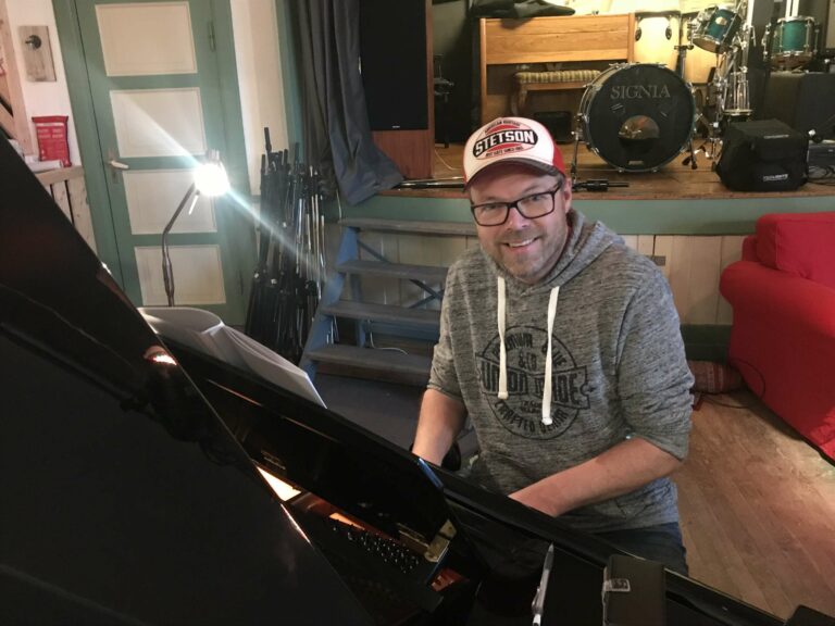 SKAL UNDERHOLDE: Evald Fjærgård fikk Løten kommunes kulturpris for 2021. På Staskvelden skal han også underholde, med sine mange fengende lokale tekster.