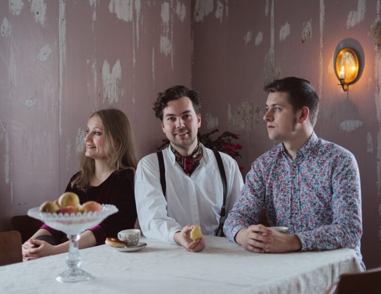 KONSERT MED FLERE SJANGRE: Fredholms trio spiller blant annet folkemusikk og klassisk, og byr på Totenkringle til musikken. FOTO: Privat