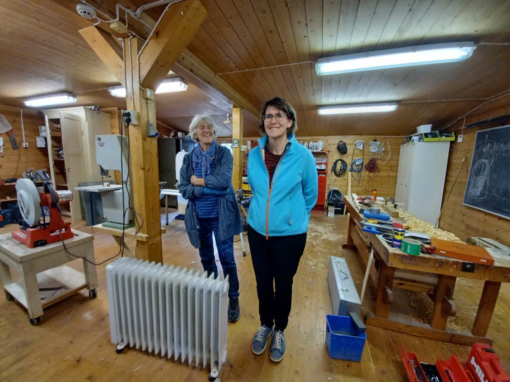 EN SPESIELL ONKEL: Marit og Sidsel minnes historier om Hallvard, so nok var litt spesiell. Han lot blant annet et tre vokse inne i huset sitt. FOTO: Line Larsen