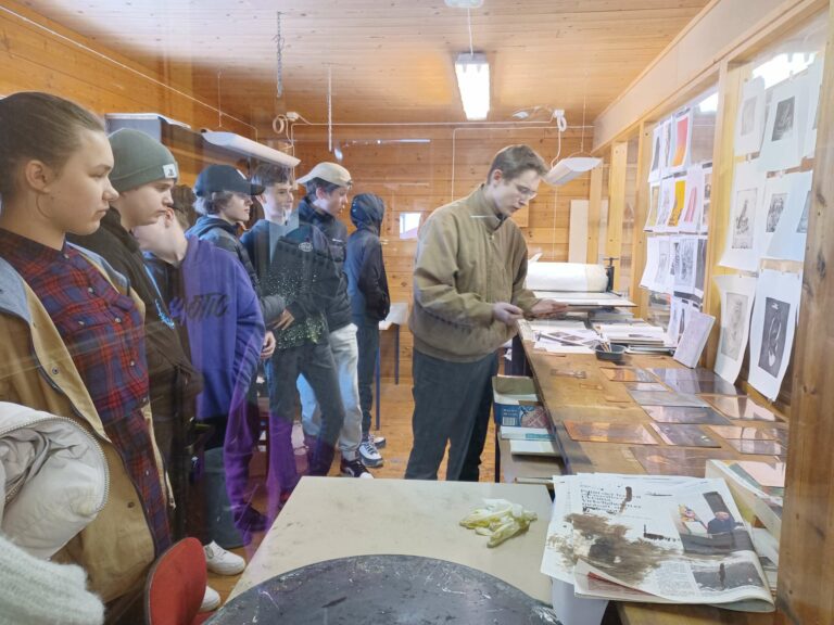 INNE PÅ GRAFIKKVERKSTEDET: Elevene fulgte nøye med, når kunstneren viste teknikkene han bruker i sin kunst. FOTO: Line Larsen