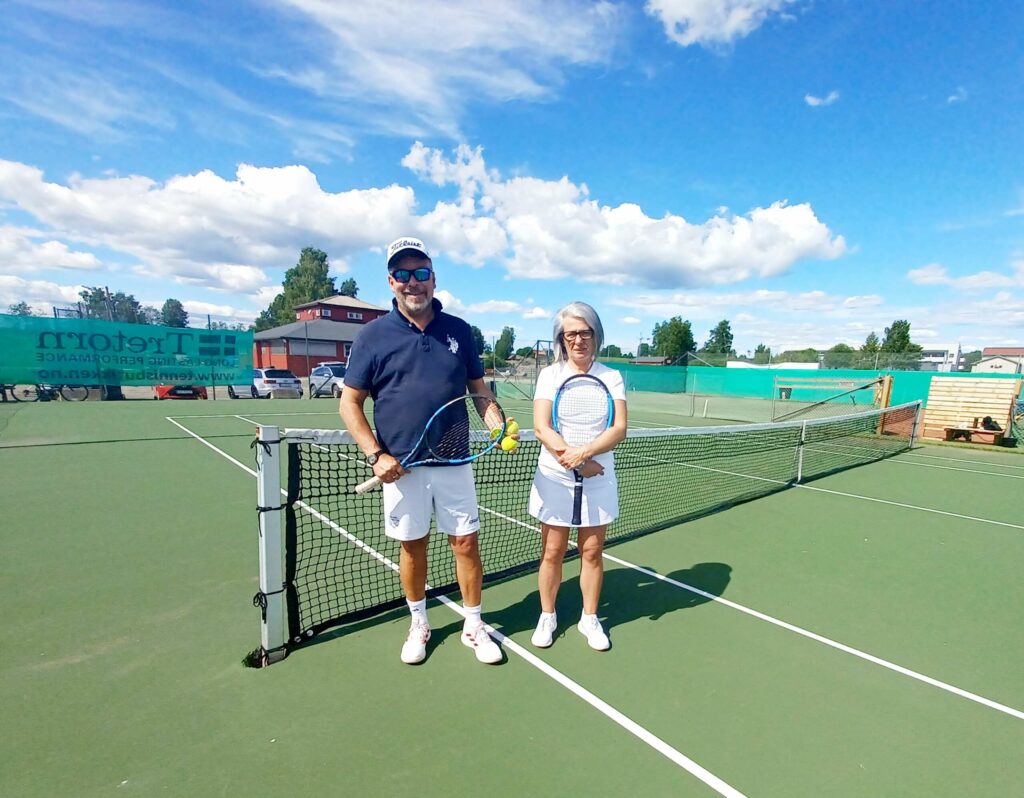 BÅDE SPILLERE OG TRENERE: Tore Nybakk og Judit Wortmann har spilt tennis i mange år. De har trenerlisens, og lærer gjerne opp folk som vil prøve sporten. "En trening for fysikk og psyke" kaller Judit sporten, og håper på å se flere spillere på banen i sommer. FOTO: Line Larsen