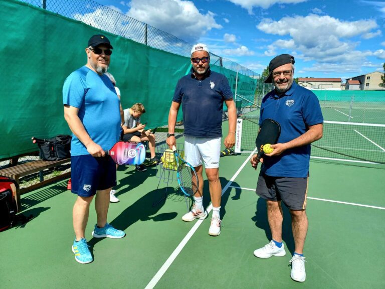 VIL HA FLERE MED: Stig Handegård, Tore Nybakk og Rune Lien - har alle sine roller innen Tennis og Pickleball i klubben. De håper på flere medlemmer og spillere, og ønsker velkommen til Åpen dag, på søndager. FOTO: Line Larsen