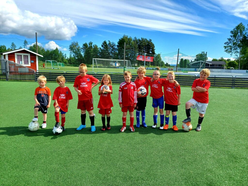 LEKEGRUPPE: Inne på sin egen bane, lekte Teo (4), Sondre (6), Benjamin (9), Ingrid (6), Isak (8) Gard (7), Elmar (7), Simen (6) og Emil (8), mens de eldste spilte kamp. FOTO: Line Larsen