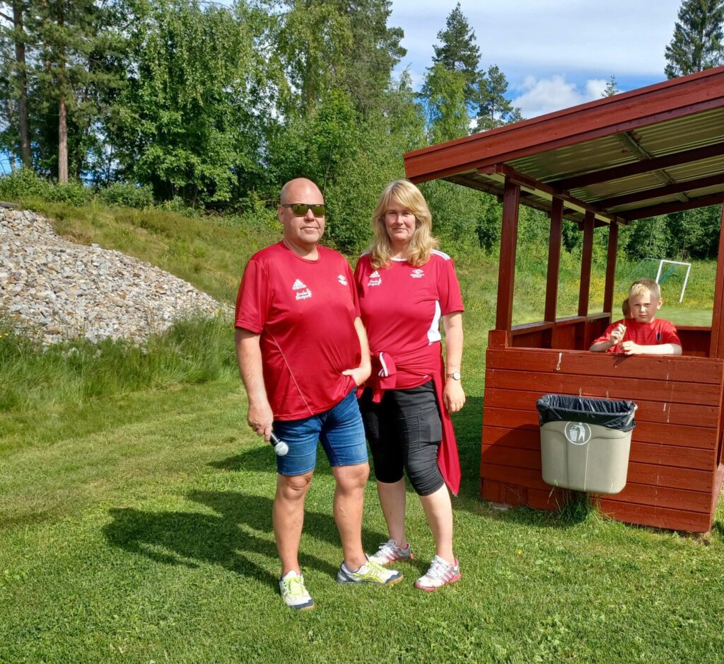 TAKK FOR ALL INNSATS: Styreleder Evy Lillehagen er takknemlig for alle som bidrar til at barn i Nordbygda skal ha en bane å spille på. Geir Johansen, samboer til Evy, er en av de som bidrar til klargjøring både vinter- og sommerstid. FOTO: Line Larsen