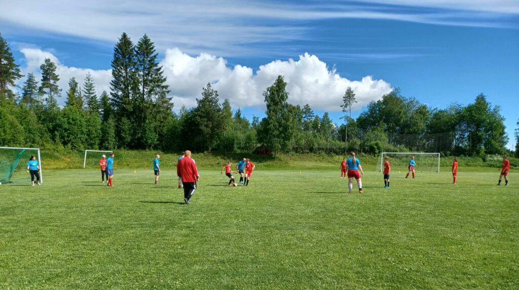 EN SPENNENDE KAMP: Til pause var stillingen 3-2, i de yngste spillernes favør. Geir stoppet kampen for en pause etter 12,5 minutter, og kunne opplyse på speaker at pausen var mest for instruktørenes del, så de skulle få pusten tilbake. FOTO: Line Larsen