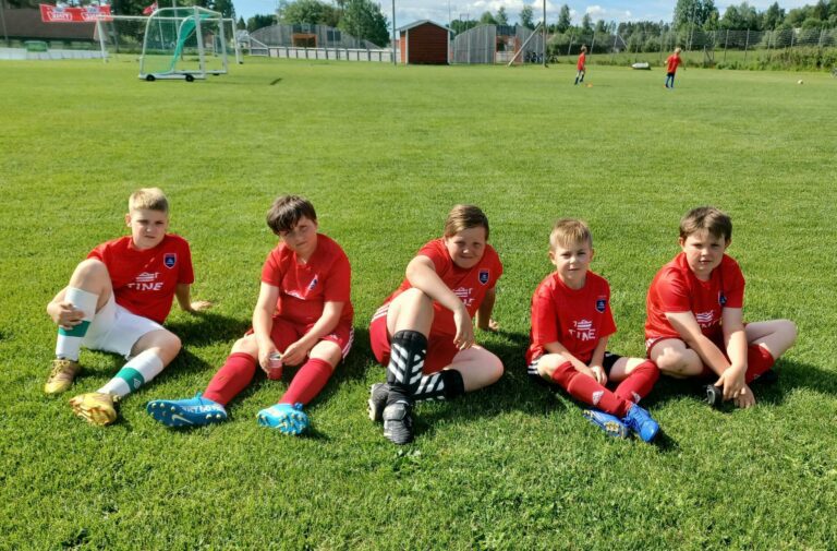 GØY MED FOTBALL: Mathis Bekkevold, Amund Ytrøy, Kasper Narmo, Brage Palerud og Fredrik Finberget Larsen, er med på Tine Fotballskole i år. Noen har vært med flere ganger, noen skal spille på A-laget når de blir store - og noen skal kanskje bli trener eller keeper. Felles for gutta er at de elsker fotball! FOTO: Line Larsen