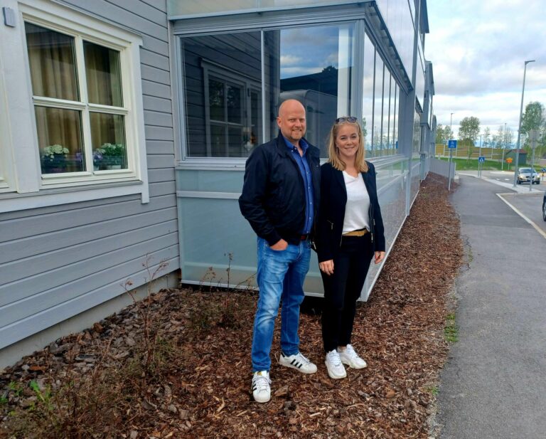 FØRSTE OPPDRAG I LØTEN: Med sitt nye firma, Østli Eiendom, håper Øystein Østli og Linn Tonje Nordli, på flere boligsalg i Løten. Begge to er herfra, og kjenner bygda godt. Første oppdrag er leilighet i Stasjonsvegen, et område med nærhet til det meste. FOTO: Line Larsen
