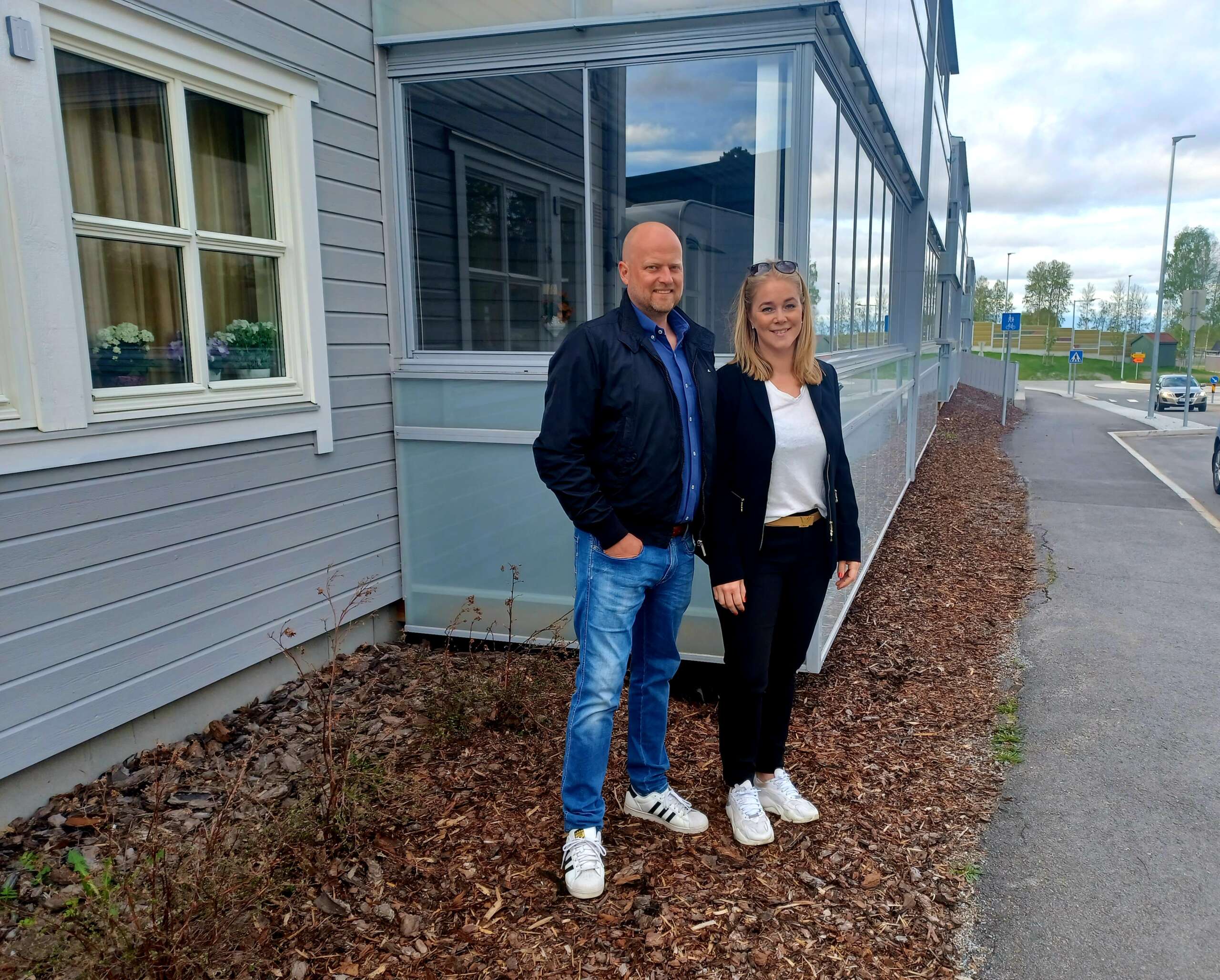 FØRSTE OPPDRAG I LØTEN: Med sitt nye firma, Østli Eiendom, håper Øystein Østli og Linn Tonje Nordli, på flere boligsalg i Løten. Begge to er herfra, og kjenner bygda godt. Første oppdrag er leilighet i Stasjonsvegen, et område med nærhet til det meste. FOTO: Line Larsen