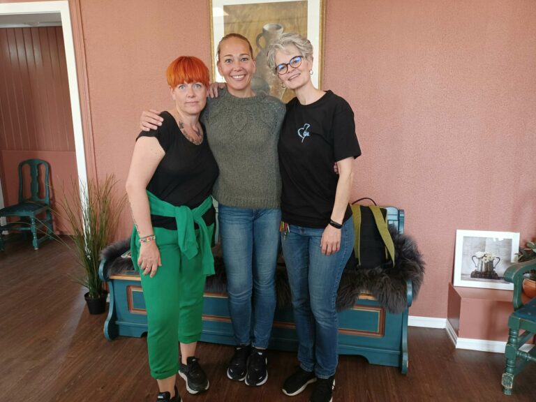 KOM Å LÆR OM OSS: Therese Asbjørnsen, leder i ALS-foreningen, Marie Thorud, fagleder i Tian helse og Kjerstin Greve-Løberg, enhetsleder på Rosenlund Park, har alle tre sine erfaringer og opplevelser av sykdommen. De brenner for å gi ett bedre tilbud til pasientgruppen i Norge, samt ett tilbud for pårørende. Rosenlund Park i Løten har det som trengs for å gi avlastningsopphold for de det gjelder. FOTO: Line Larsen