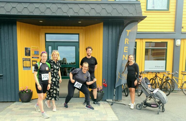 SOMMER I SENTRUM: Lørdag inviterer Tren Løten og Spreke opplevelser til en innholdsrik dag i sentrum. Her skal være noe å gjøre for alle, med konkurranser, fine premier og gode tilbud. F.v Emilie Westli Andersen, Hanne Mette Walhovd Paulsen, Heidi Kjøs, Finn Marius Vogt, Karoline Røed og Henry på 11 måneder - er alle klare for å gi deg en sprek dag i sentrum. FOTO: Line Larsen