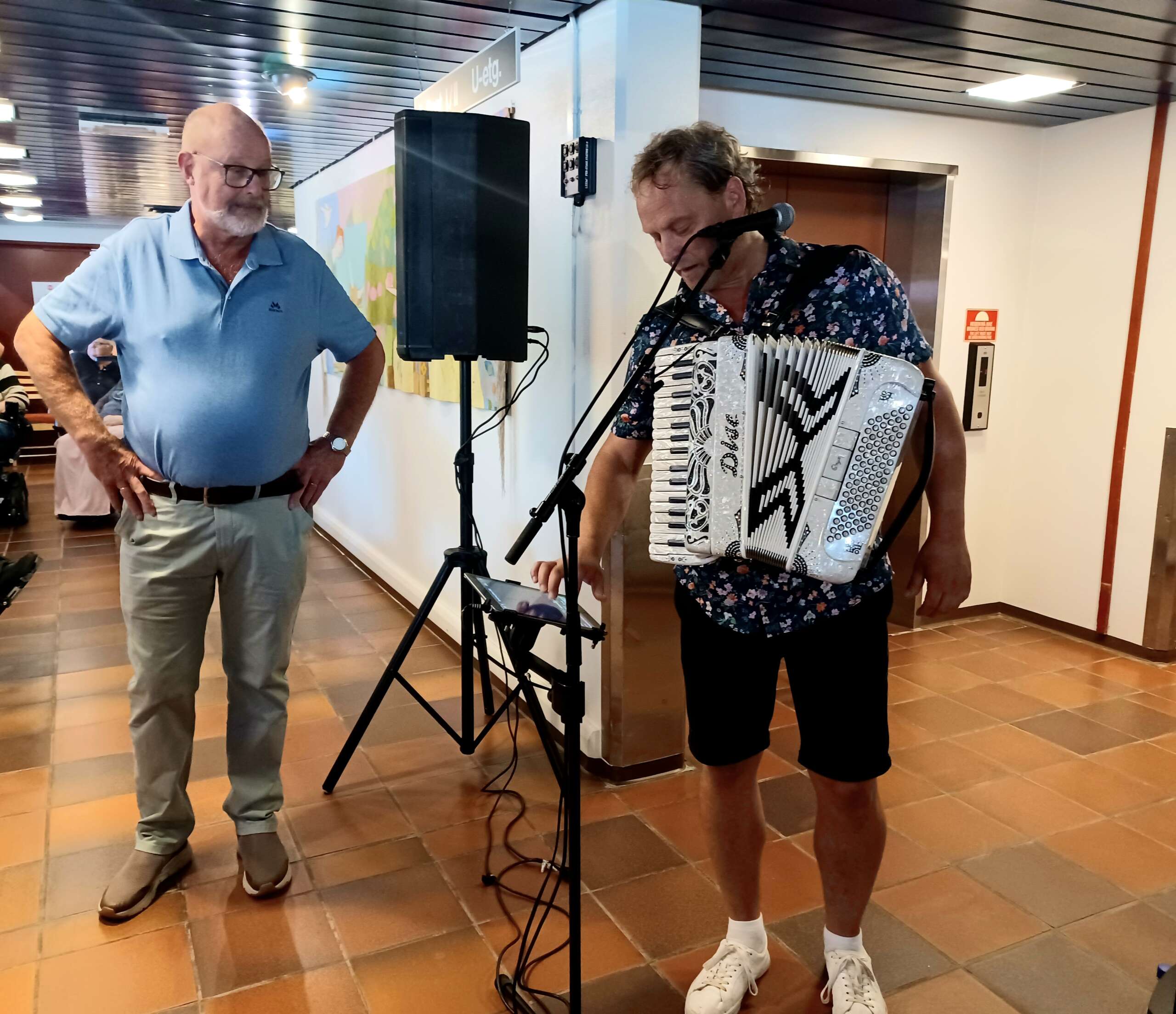DANSEAFTEN: Kjente artister spiller opp til dans på Helsetunet. I juni kunne Odd-Arne Bronkebakken fra Venner og Pårørendes Forening, ta imot Odd Arne Sørensen, kjent fra dansebandet Ingemars. FOTO: Line Larsen