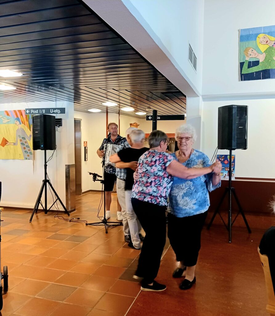 SVINGER SEG I DANSEN: Sørensen hadde både vals, swing og tango på programmet, og de som ville - fikk tatt en svingom på gulvet. Til tonene fra "Det var på Capri jeg så henne komme", var Jorunn Solli ei av de danseglade som fikk svingt seg. FOTO: Line Larsen