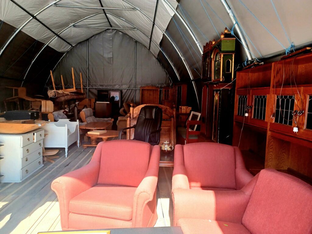 MYE MØBLER: Både ute i telt, og inne i bygningen, er det stort utvalg av møbler. Mange flytter fra hus til leilighet, og får ikke plass til alt lengre. FOTO: Line Larsen