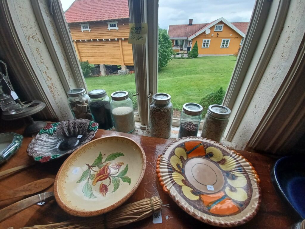 NORGESGLASS MED INNHOLD: Stuet vekk på det som antagelig var et lager, fant de Norgesglass, med kaffebønner, ris og annet korn. FOTO: Line Larsen