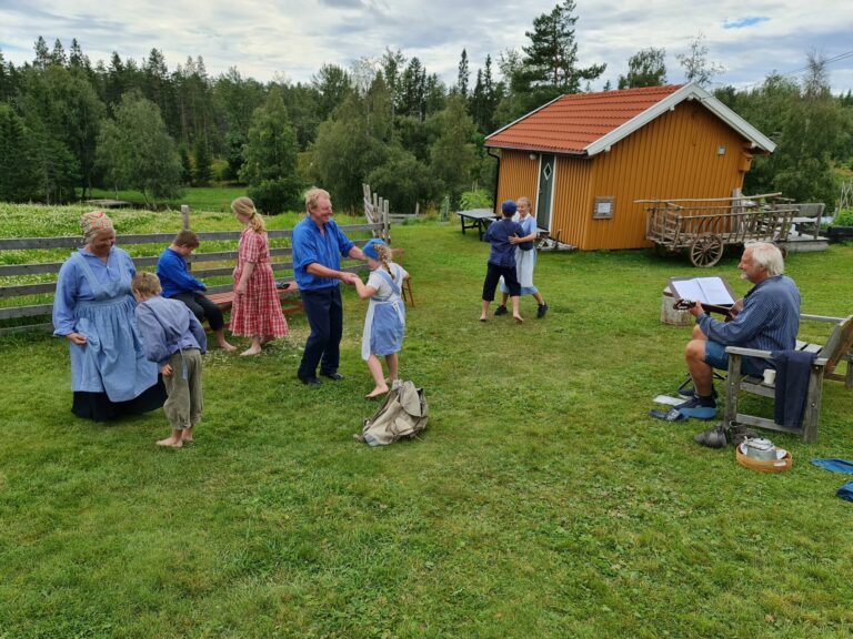 KLARE IGJEN: Mattisrud Sammarstid har 25-årsjubileum i år, og er tilbake etter koronapausen. Tor Karseth er fortsatt med, og håper mange kommer på årets forestillinger.