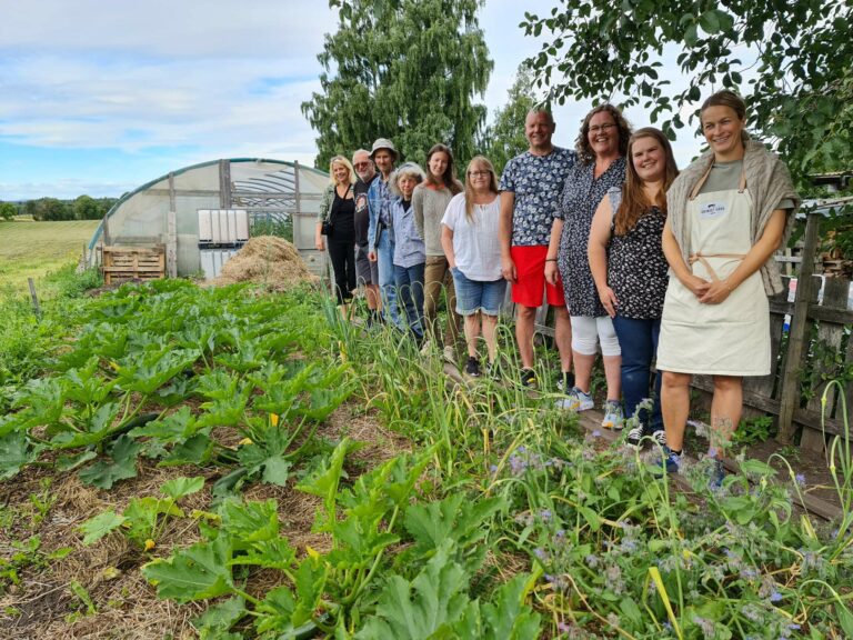 ÅPNER GÅRDENE: Ni gårder holder åpent i Løten til helga. Fra venstre kulturrådgiver i Løten kommune Hanne Mette Walhovd Paulsen, Jon Karlsen (Mattisrud) Gjertjan de Snayer og Bente Pünther (Ommang Søndre), May-Elin Imset (Imset gård), Elin Berget (Torp Søndre), Per Spangen (Vennerslyst), Ingeborg Torp (Torp Søndre), Jenny S. Kildahl (Bakken Øvre) Julie Engeloug (Grimset gård).