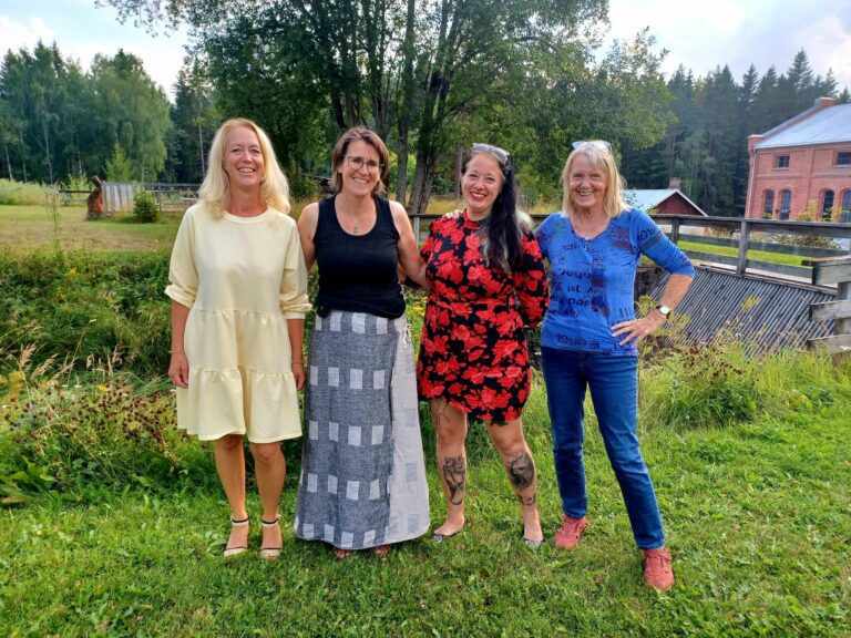 ÅDALSBRUK VELFORENING: Styret i Velforeningen, Andrea Gottschlich-Johansen, styreleder Sidsel Trætteberg, Hege Bakken og Randi Dale, vil lage liv på Bruket. I september skal de holde marked på Klevfos, og håper mange tar turen innom. Enten for å selge, kjøpe, bytte, underholde eller bare for å få med seg god stemning. FOTO: Line Larsen